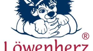 Logo von L&ouml;wenherz: Ein L&ouml;wenkopf mit H&auml;nden, die ihn halten, in blau und rot.