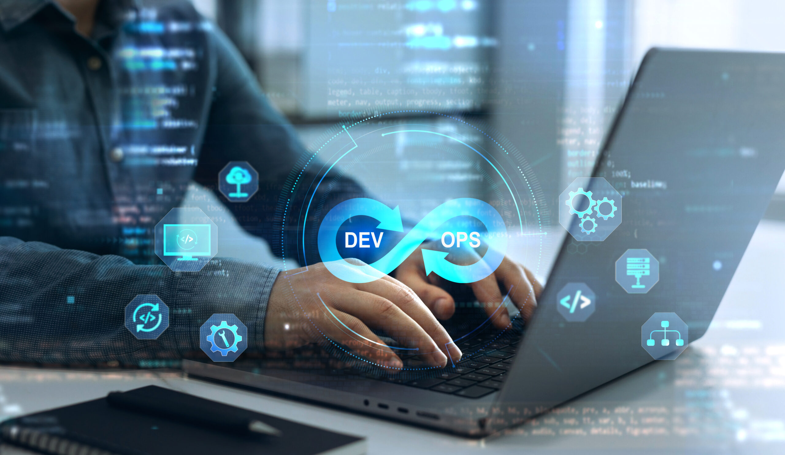 Ein Mensch tippt auf einem Laptop, umgeben von Symbolen f&uuml;r DevOps und digitale Technologie.